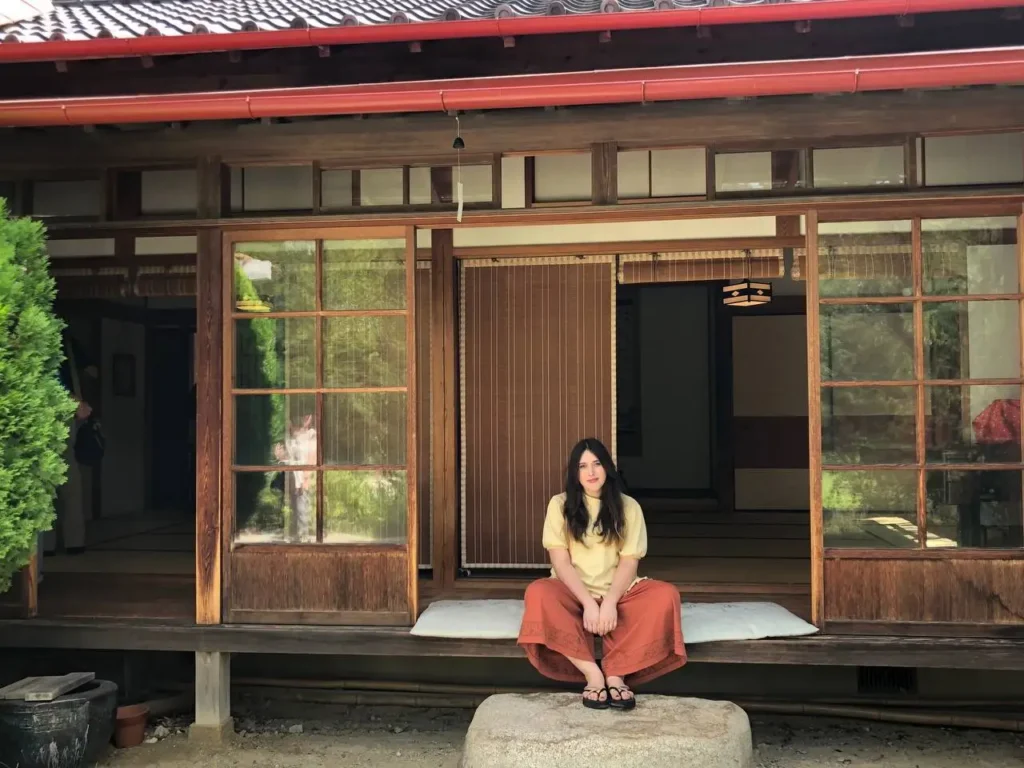 Martina nella casa di Totoro al Ghibli Park in Giappone