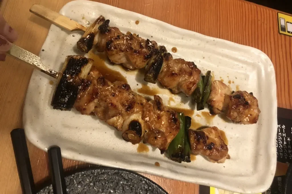 Yakitori giapponesi alla griglia serviti su un piatto
