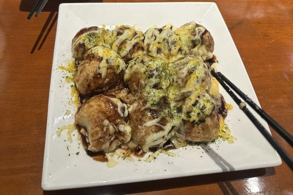  Takoyaki giapponesi con salsa, maionese e condimenti