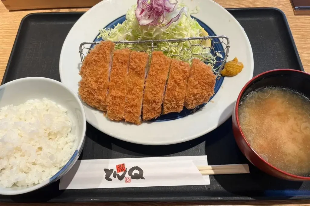 Tonkatsu giapponese con riso, cavolo e zuppa di miso