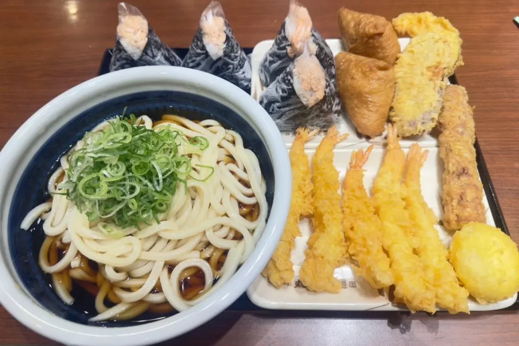 Udon giapponesi con tempura e cipollotto