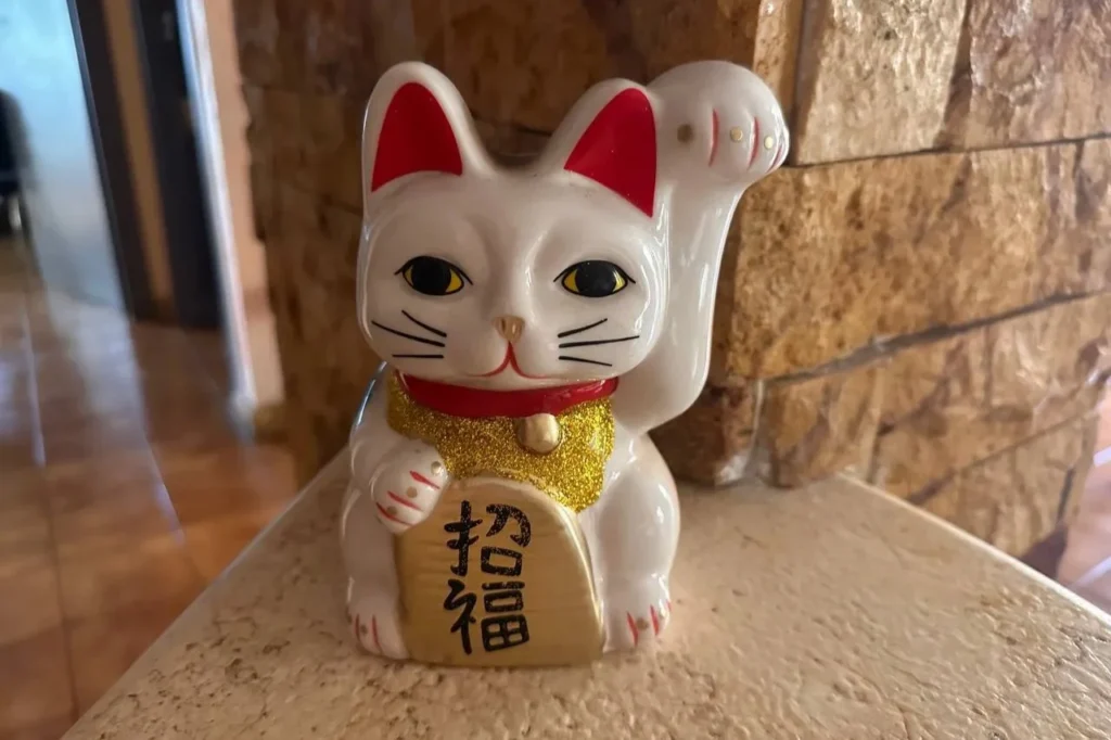Maneki Neko, gatto portafortuna giapponese con la zampa alzata