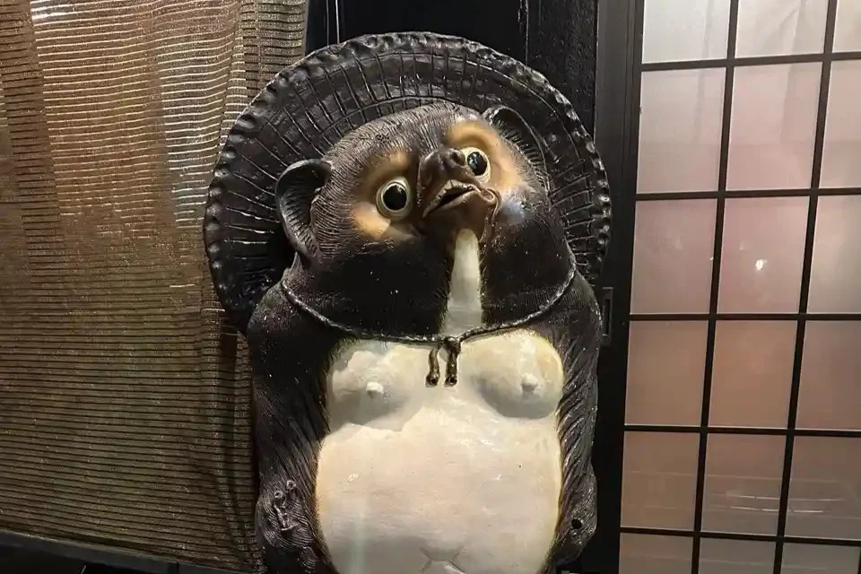 Tanuki giapponese, figura tradizionale associata alla fortuna e prosperità