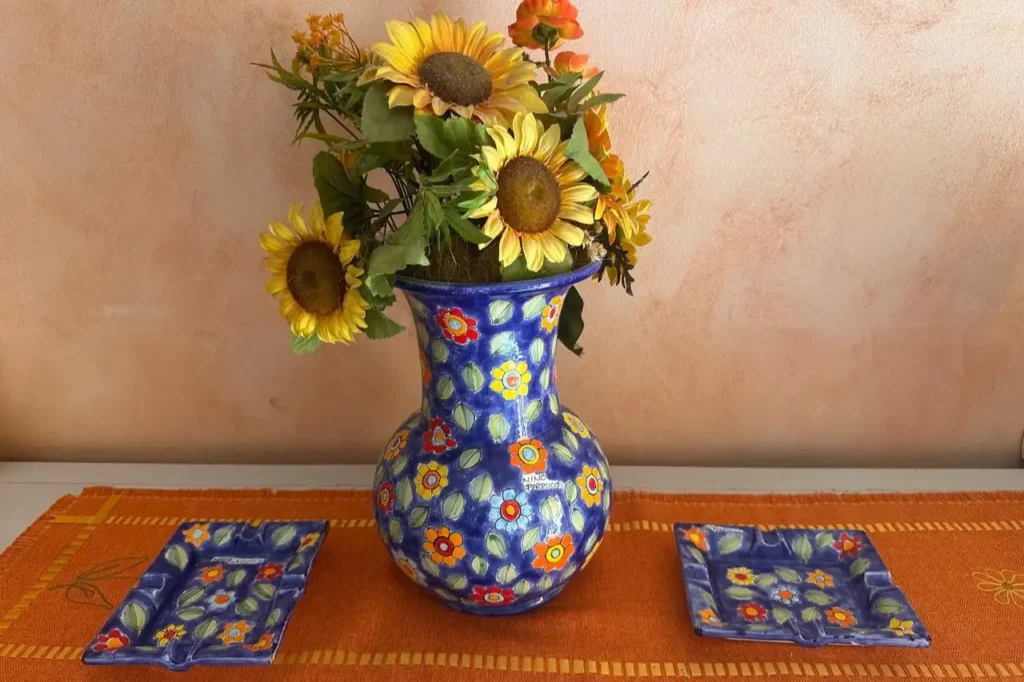 Ceramiche di Nino Parrucca decorate con motivi floreali della tradizione siciliana